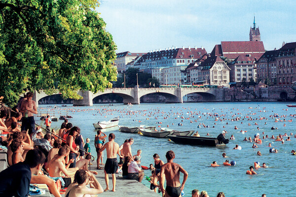 Rheinschwimmen Bildnachweis:  Basel Tourismus