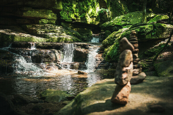 Monbachtal Wasserfall mit Steintrmen Bildnachweis: Locher Fotodesign & Manufaktur