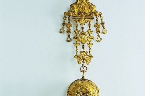 Taschenuhr mit Châtelaine  Gold Uhrwerk von Michael Roth London, um 1740 Copyright: Schmuckmuseum Pforzheim Foto Günther Meyer