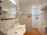 Badezimmer mit begehbarer Dusche Badezimmer mit begehbarer Dusche