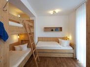 Separates Schlafzimmer mit Stockbett und z.T. zusätzlichem Einzelbett Separates Schlafzimmer mit Stockbett und z.T. zusätzlichem Einzelbett