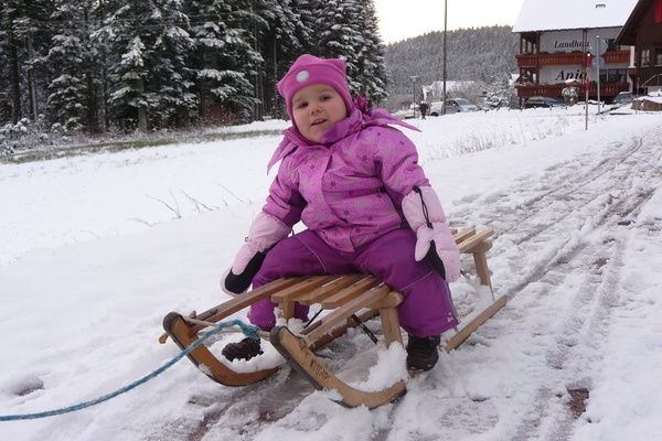 Kinder haben Spa� im Schnee
