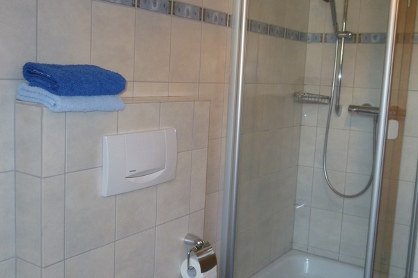 modernes Tageslichtbad mit Dusche, Badewanne und WC modernes Tageslichtbad mit Dusche, Badewanne und WC
