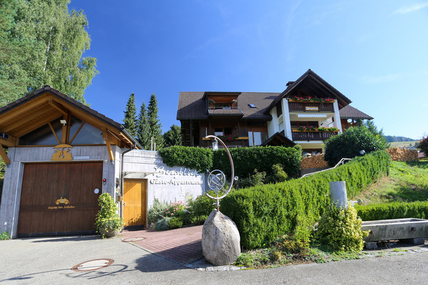 Hausansicht mit Garage Hausansicht mit Garage