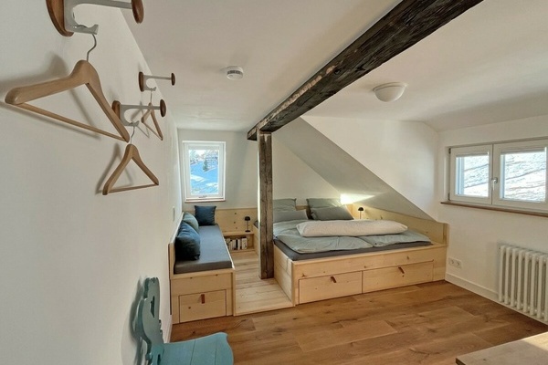 Das Schlafzimmer  Variabel und flexibel – Platz für 2 bis 4 Personen. Herzstück ist der über die gesamte Raumbreite reichende Einbau aus Weißtannenholz – der „Alkoven“. Ein großes 2 Meter breites Bett und eine Liege unter dem Dachfenster – tagsüber Sofa, 