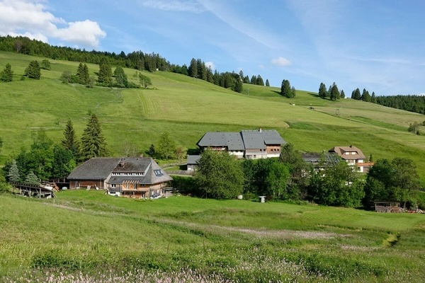 Blick auf das Haus am Bach, im Hintergrund Fatimakapelle und Berger Höhe