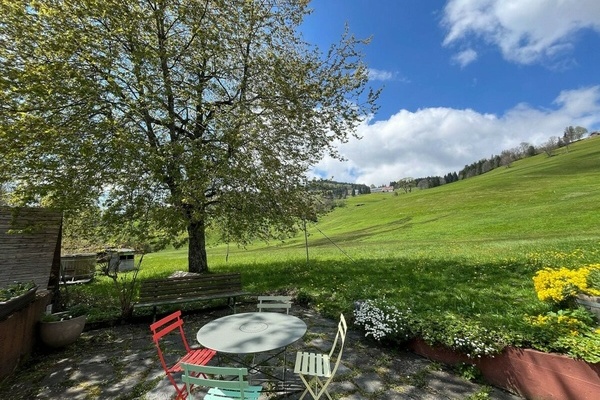 Terrasse unterm Kirschbaum mit Blick ins Grüne