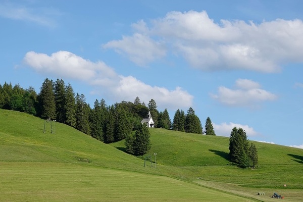 Fatimakapelle und Kapellenlift im Frühling