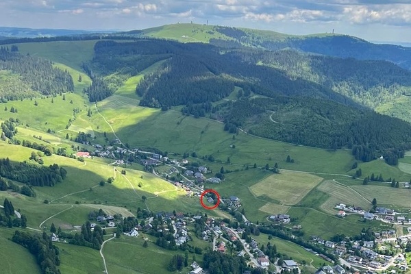 Blick auf Todtnauberg, im Hintergrund Stübenwasen und Feldberg Gipfel. Am Ortsrand: Roter Kreis = Haus am Bach