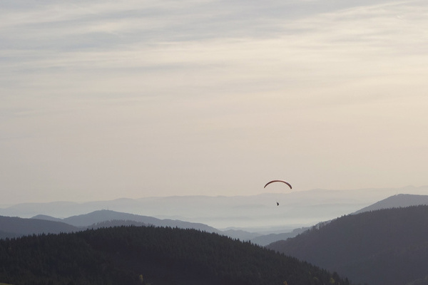 Abheben mit dem Gleitschirm - Landem�glichkeit auf unserer Wiese