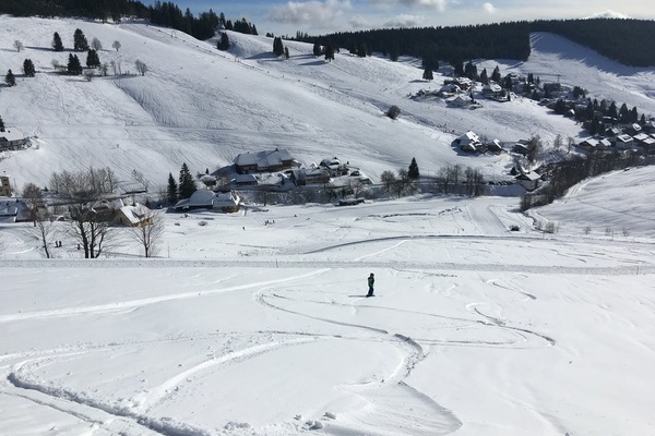 Tiefschneeabfahrt zum Haus am Bach, gegenüber der Kapellenlift