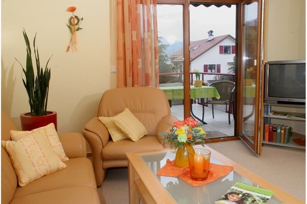 Wohnzimmer mit Ausgang auf Terrasse Wohnzimmer mit Ausgang auf Terrasse