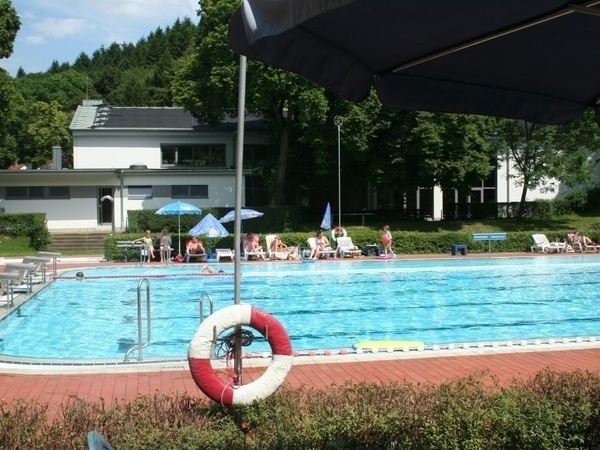 Freibad Wolfartsweier Copyright: (Mit freundlicher Genehmigung Dr. Wittemann - Pressebeauftragter des Fördervereins Freibad Wolfartsweier e.V.) Freibad Wolfartsweier Copyright: (Mit freundlicher Genehmigung Dr. Wittemann - Pressebeauftragter des Fördervereins Freibad Wolfartsweier e.V.)