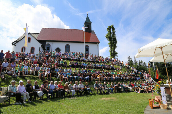 Wallfahrtskirche "unserer Lieben Frau vom Hörnleberg" Copyright: (Mit freundlicher Genehmigung von Herrn Pfarrer Bernhard Thum) Wallfahrtskirche "unserer Lieben Frau vom Hörnleberg" Copyright: (Mit freundlicher Genehmigung von Herrn Pfarrer Bernhard Thum)