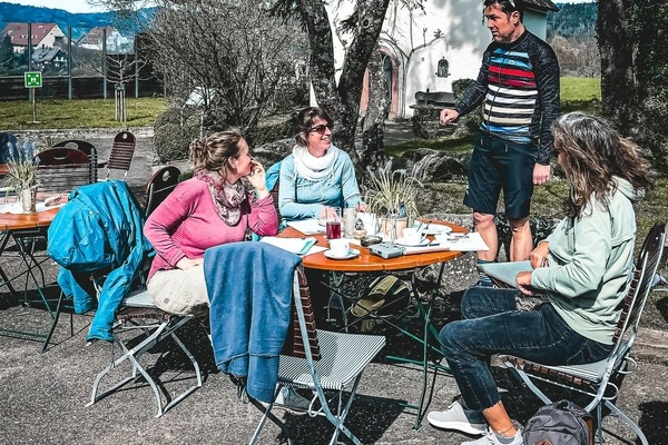 Der Brautzug der Marie Antoinette - Outdoor-Escape-Erlebnis mit dem Fahrrad durch das Dreisamtal. Copyright: (Mit freundlicher Genehmigung von Berggeheimnis) Der Brautzug der Marie Antoinette - Outdoor-Escape-Erlebnis mit dem Fahrrad durch das Dreisamtal. Copyright: (Mit freundlicher Genehmigung von Berggeheimnis)