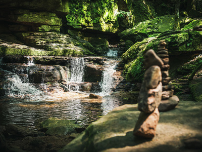 Monbachtal Wasserfall mit Steintürmen Bildnachweis: ©Locher Fotodesign & Manufaktur