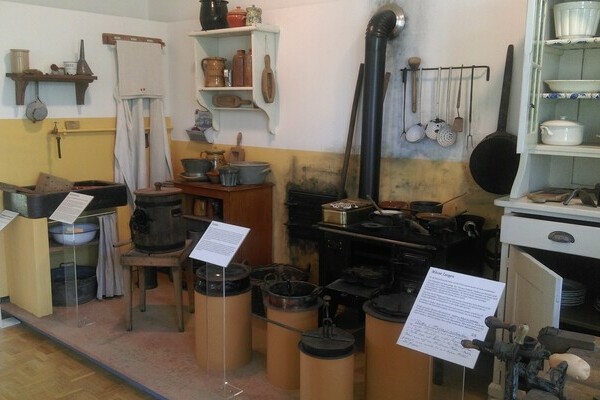 Küche vor 100 Jahren Copyright: (© Förderkreis "Museum in der Alten Schule" e.V.) Küche vor 100 Jahren Copyright: (© Förderkreis "Museum in der Alten Schule" e.V.)