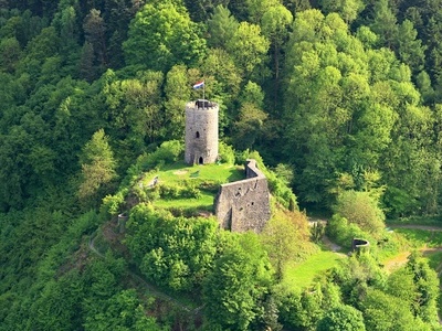 Burg Husen im Grünen von Hausach Copyright: (© Kultur- und Tourismusbüro Hausach)