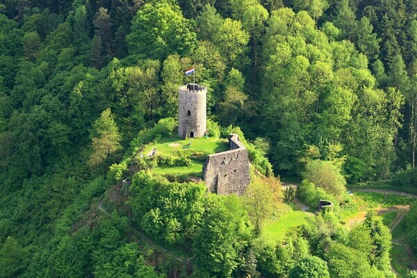 Burg Husen im Grünen von Hausach Copyright: (© Kultur- und Tourismusbüro Hausach)