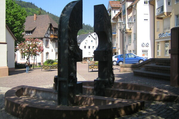 Geschichtsbrunnen Hornberg Copyright: (Mit freundlicher Genehmigung der Stadt Hornberg) Geschichtsbrunnen Hornberg Copyright: (Mit freundlicher Genehmigung der Stadt Hornberg)